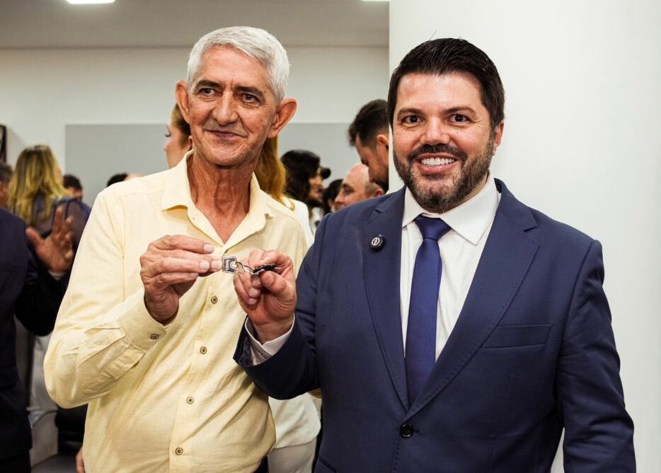 Servidor mais antigo de Anápolis entrega chave da Prefeitura para Márcio Corrêa.