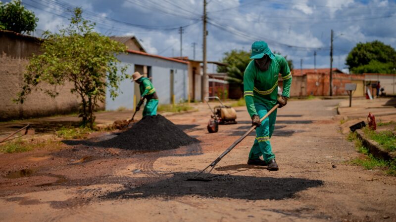 Operação Cidade Limpa avança com serviços de tapa-buraco em Anápolis.
