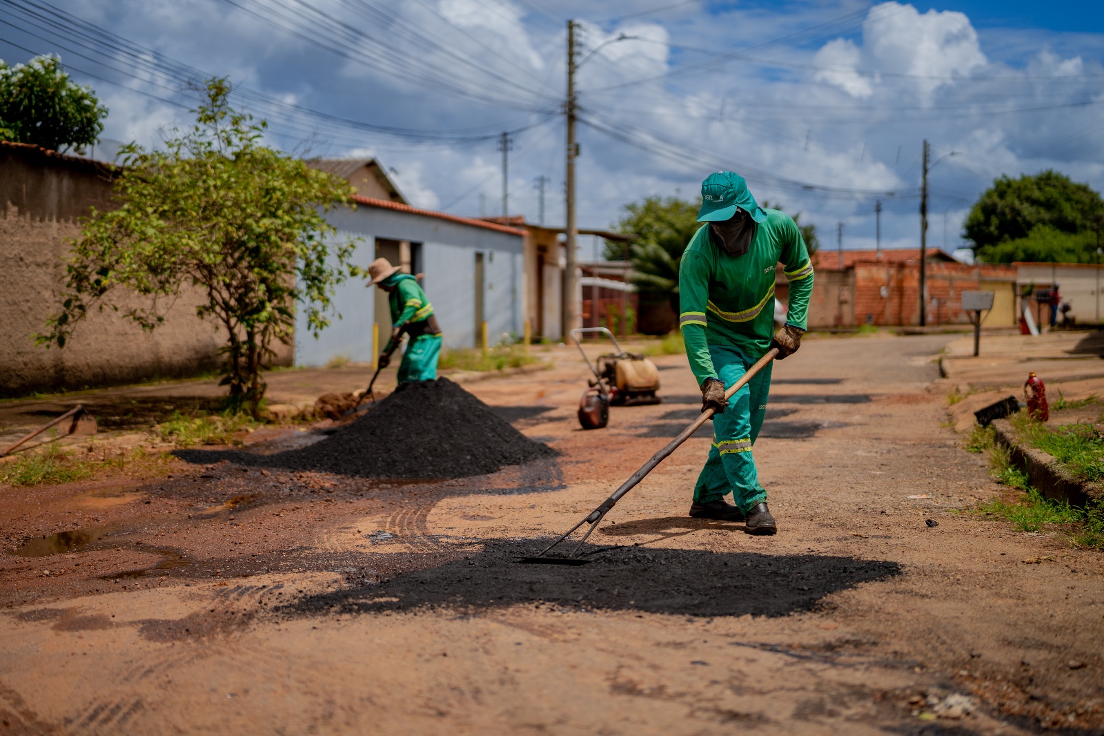Operação Cidade Limpa avança com serviços de tapa-buraco em Anápolis.