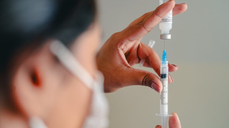 Secretaria de Saúde chama atenção para importância da vacinação contra a dengue.