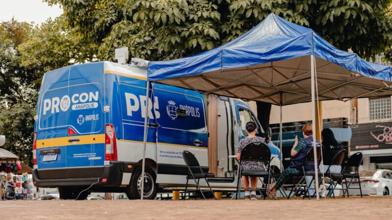 Procon Anápolis realiza ação com unidade móvel na Praça Bom Jesus na Semana do Consumidor.
