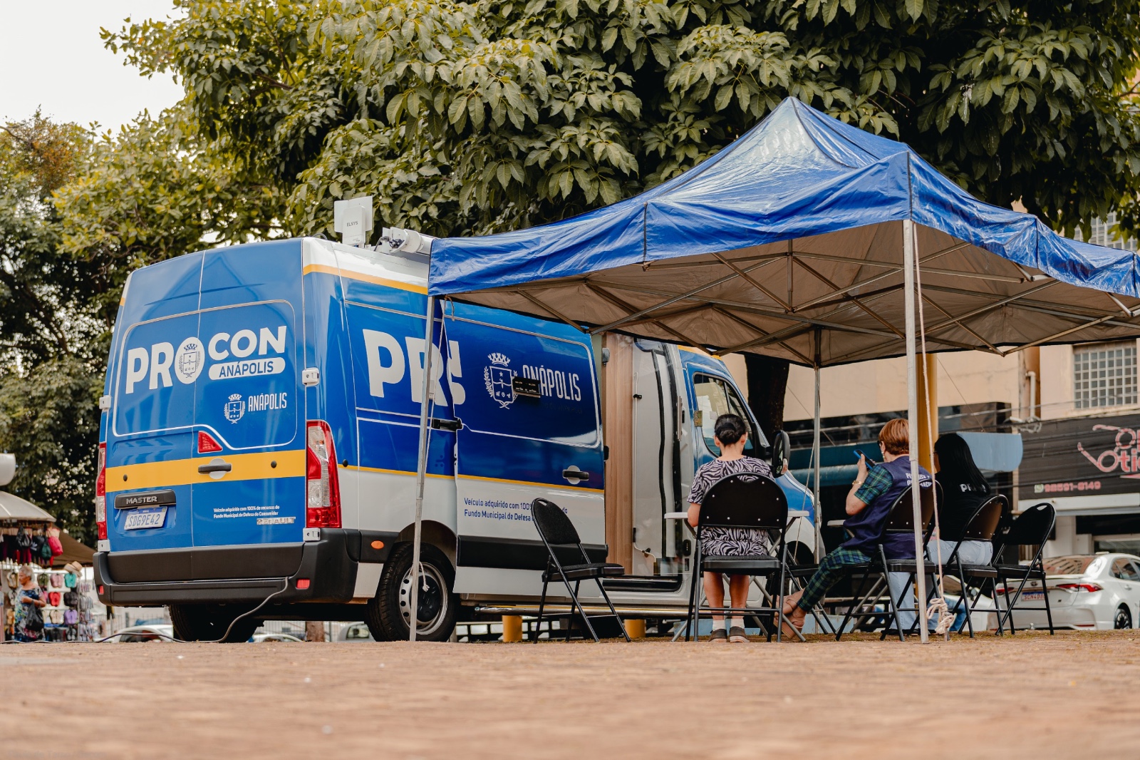 Procon Anápolis realiza ação com unidade móvel na Praça Bom Jesus na Semana do Consumidor.