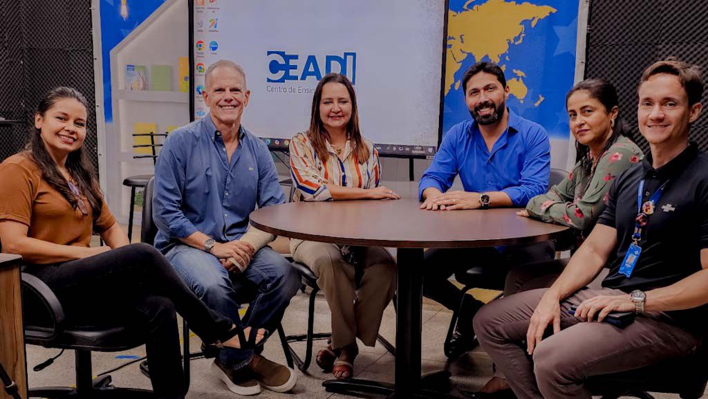 Secretarias Municipais de Educação e Indústria unem forças para oferecer capacitação gratuita a servidores e orientações em vídeo à população.