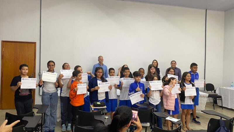 UAB entrega certificado para alunos do curso de Informática Educativa.