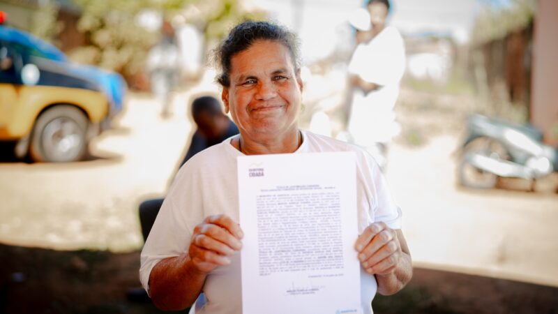 Prefeitura iniciou a entrega da Escritura Cidadã e deu início à obra de pavimentação nesta terça-feira (15)