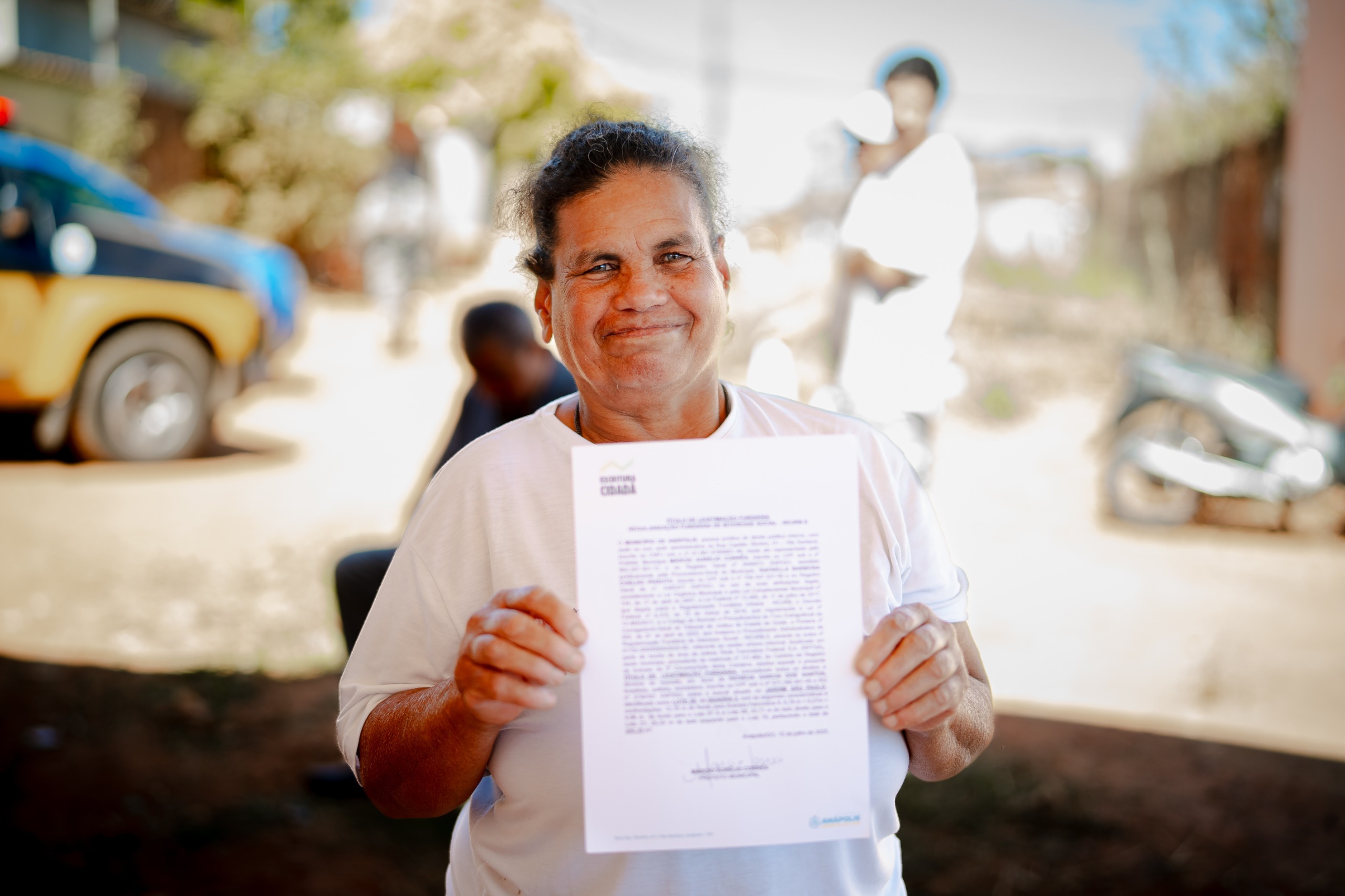 Prefeitura iniciou a entrega da Escritura Cidadã e deu início à obra de pavimentação nesta terça-feira (15)