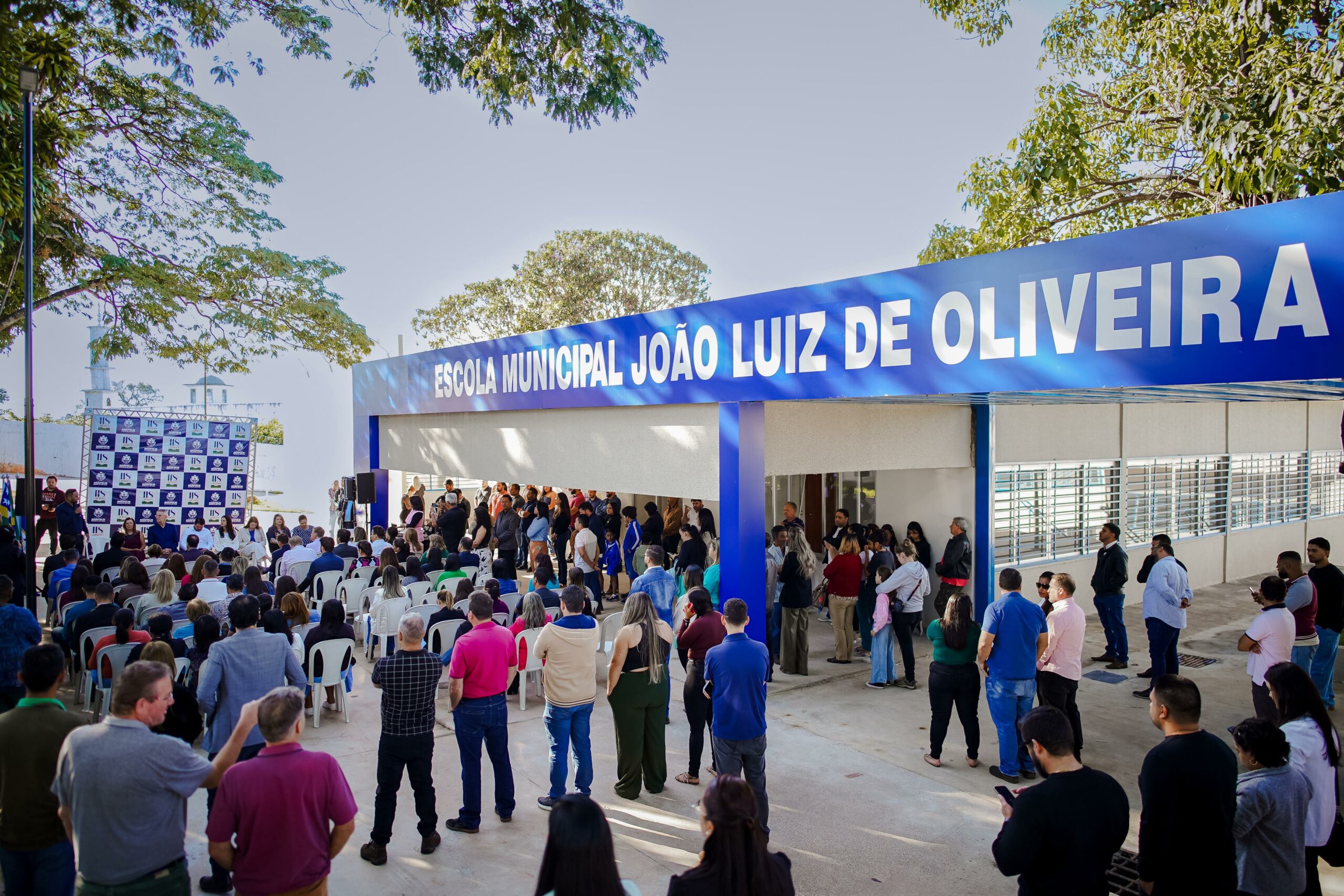 Prefeitura reinaugura Escola Municipal João Luiz de Oliveira com oito novas salas de aula.