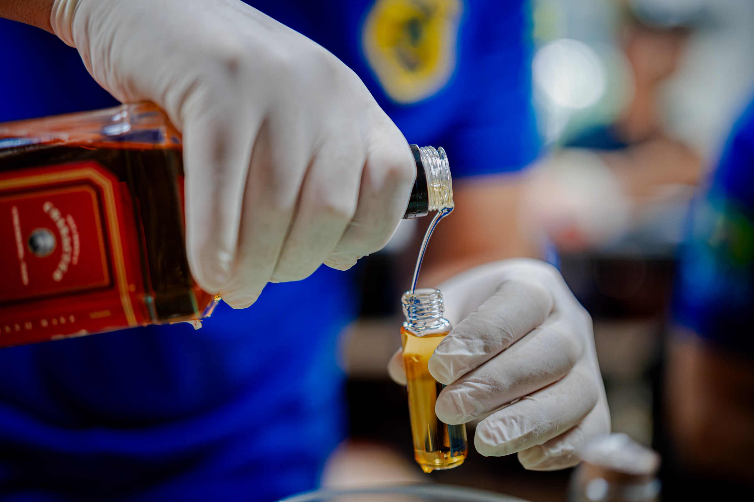 Órgãos fiscalizadores de Anápolis participam de operação nacional contra metanol e apreendem produtos irregulares em bares.