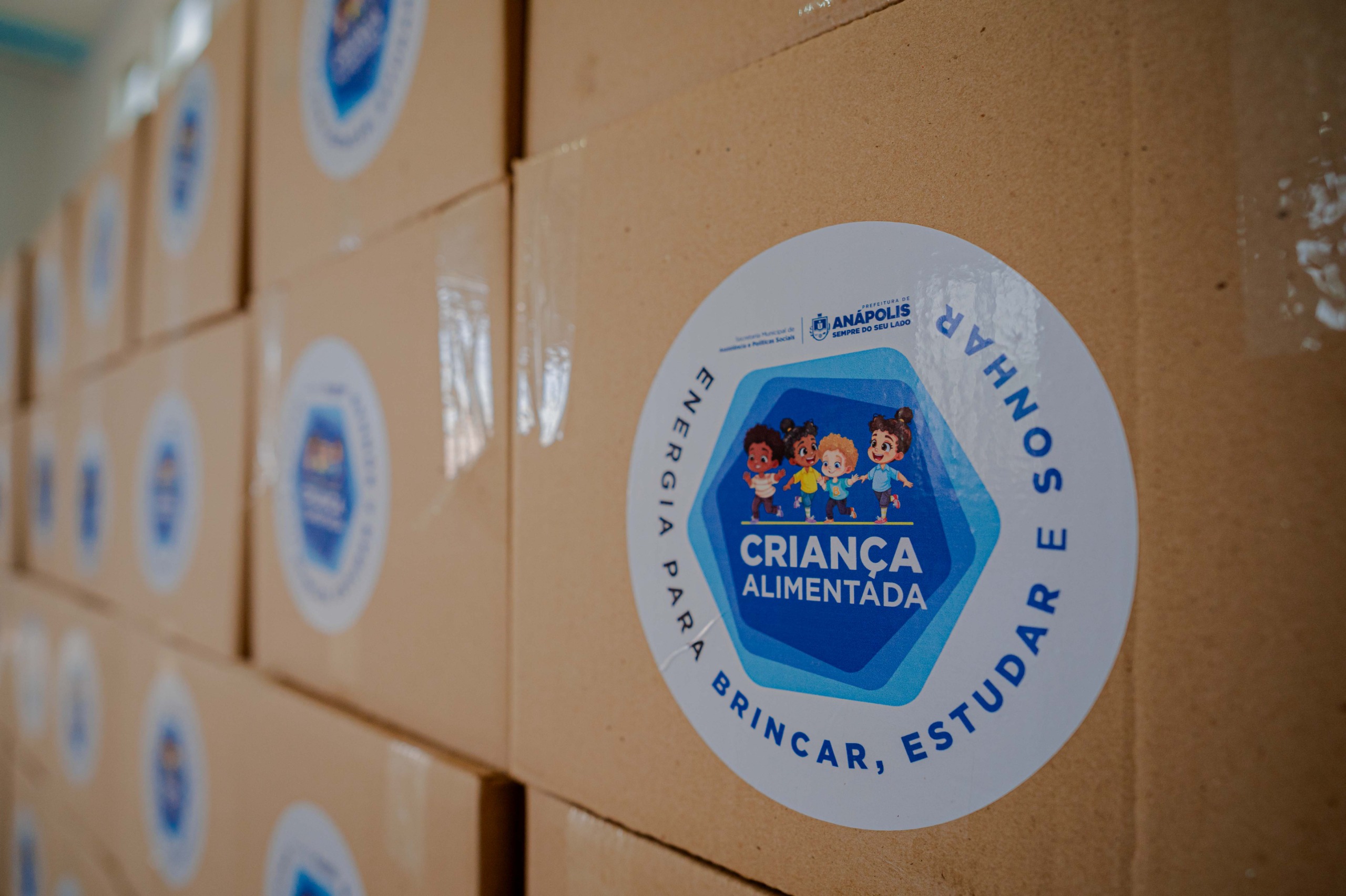 Prefeitura realiza entrega de mais de 170 cestas básicas em primeira etapa do Programa Criança Alimentada.