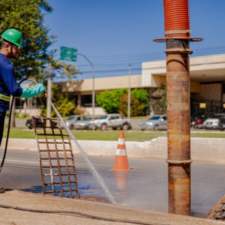 Prefeitura reforça limpeza e manutenção preventiva de bocas de lobo ampliando ações de prevenção contra alagamentos em Anápolis.