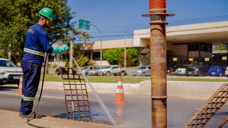 Prefeitura reforça limpeza e manutenção preventiva de bocas de lobo ampliando ações de prevenção contra alagamentos em Anápolis.