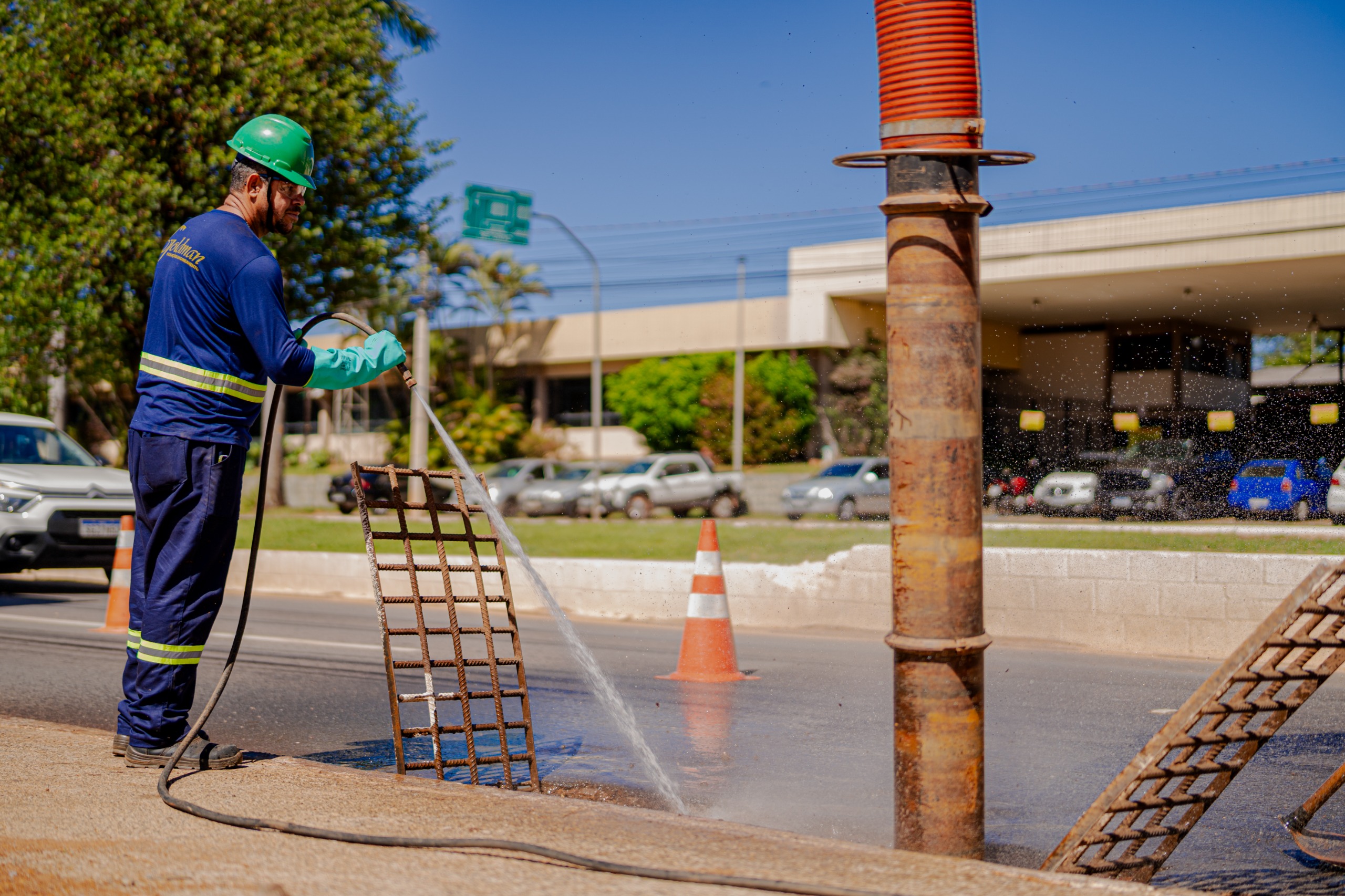 Prefeitura reforça limpeza e manutenção preventiva de bocas de lobo ampliando ações de prevenção contra alagamentos em Anápolis.