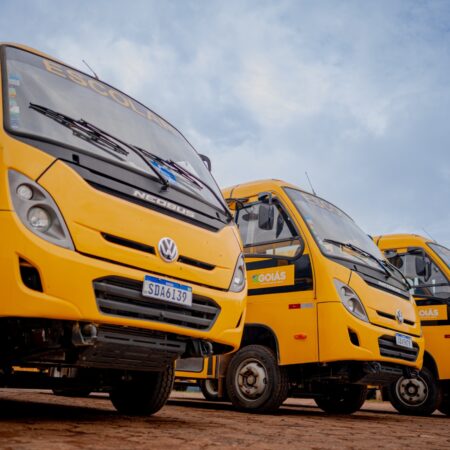 Anápolis recebe três novos micro-ônibus e amplia frota de transporte escolar.