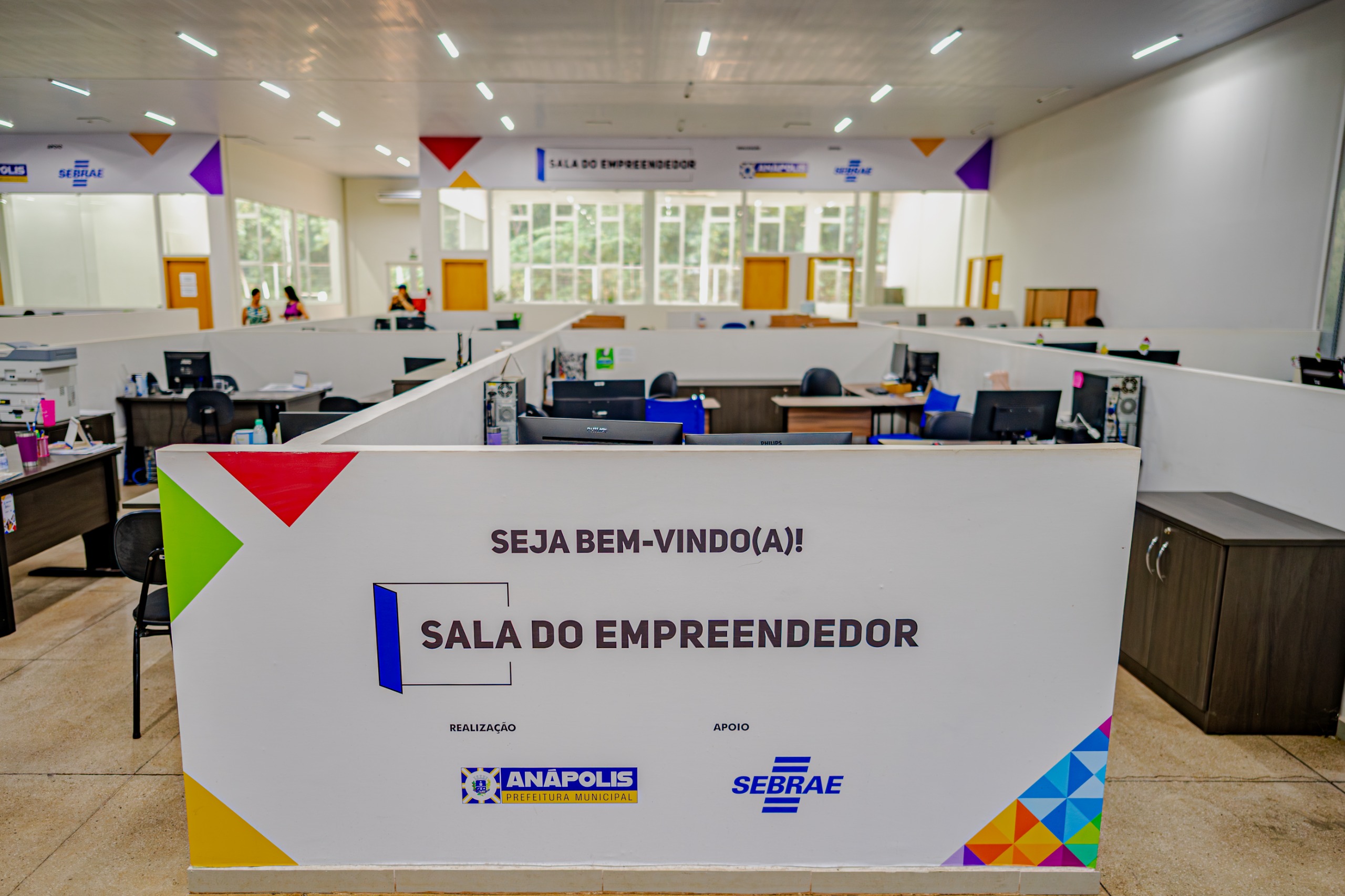 Sala do Empreendedor oferece auxílio gratuito para abertura de novas empresas em Anápolis.