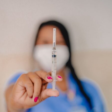 Anápolis recebe primeiro lote de vacina contra bronquiolite; doses serão destinadas a gestantes a partir de 28 semanas.