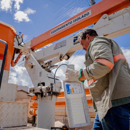 Prefeitura de Anápolis amplia serviços de iluminação pública e atende 27 bairros nos últimos dias.