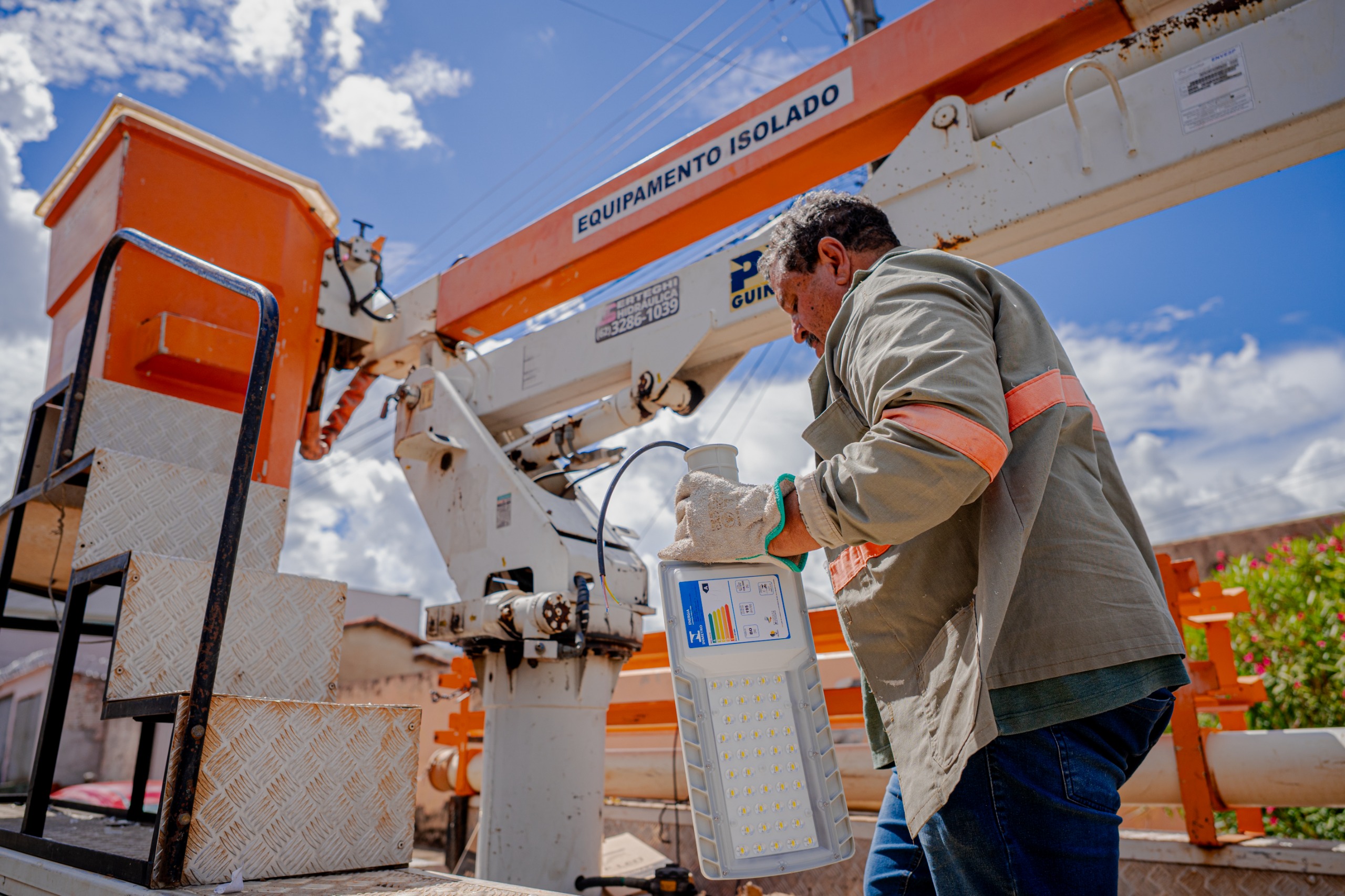 Prefeitura de Anápolis amplia serviços de iluminação pública e atende 27 bairros nos últimos dias.