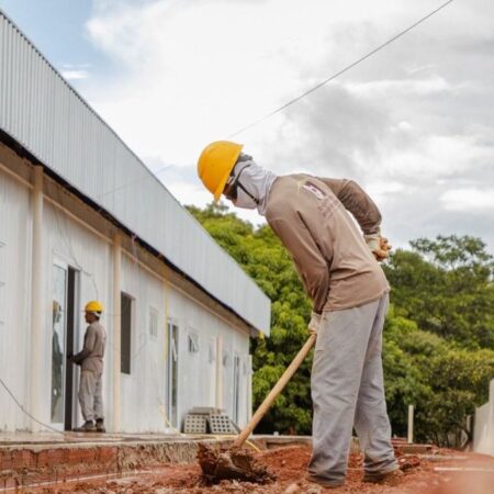 Prefeitura de Anápolis prorroga prazo para inscrição em vagas com salários de até R$ 2,7 mil e carga horária reduzida.