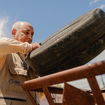 Força-tarefa recolhe cerca de 250 pneus e elimina focos do mosquito Aedes aegypti na Vila Jaiara.