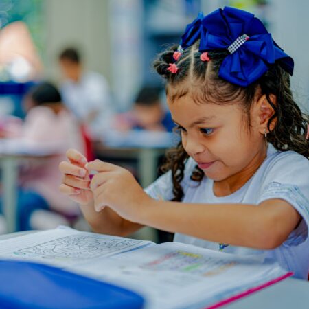 Prefeitura de Anápolis abre 50 vagas para estudantes de pedagogia ou licenciaturas com bolsa e benefício.