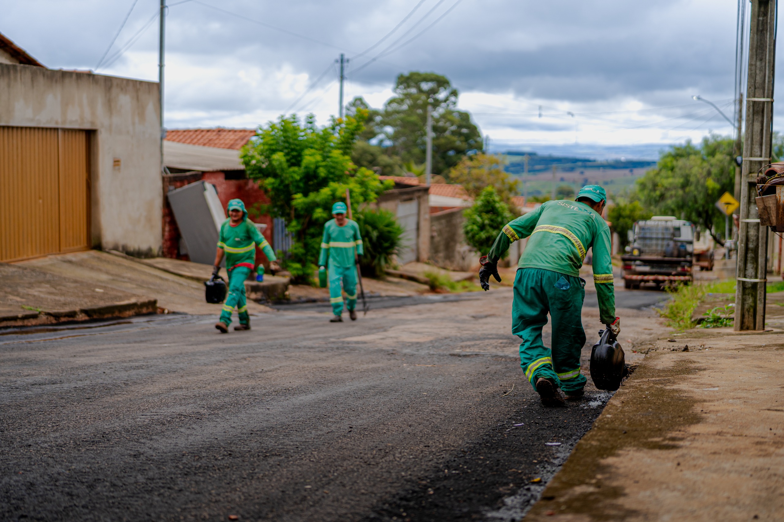 Prefeitura realiza serviços urbanos em 28 pontos da cidade nesta sexta-feira (13)