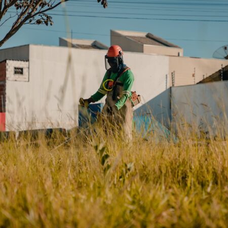 Prefeitura de Anápolis intima todos os responsáveis por lotes com mato alto; multa pode chegar a 50% do valor do IPTU/ITU.