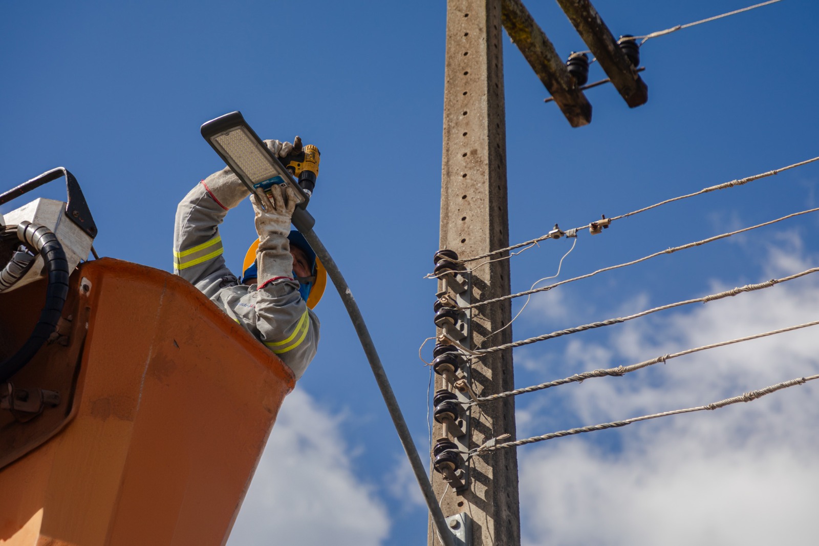 Prefeitura realiza roçagem, capina, poda de grama, retirada de entulho e manutenção asfáltica em diversos bairros nesta sexta-feira (17)