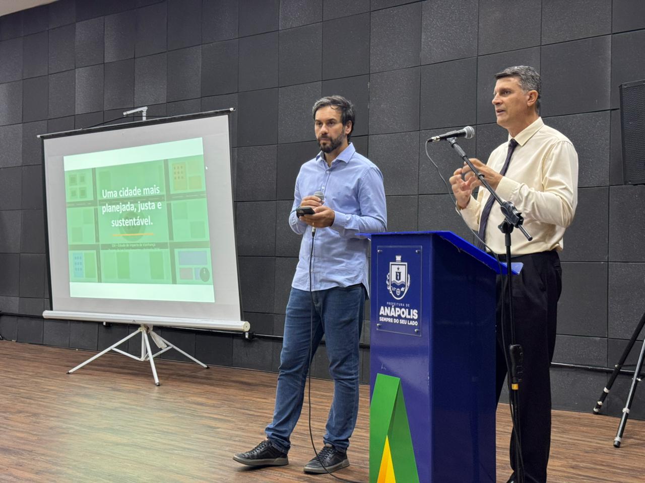 Prefeitura de Anápolis apresenta proposta de mudanças na Análise de Novos Parcelamentos durante audiência pública.