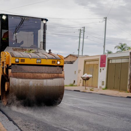 Prefeitura de Anápolis realiza recapeamento no Jardim das Américas e prepara nova frente no Residencial Veneza.