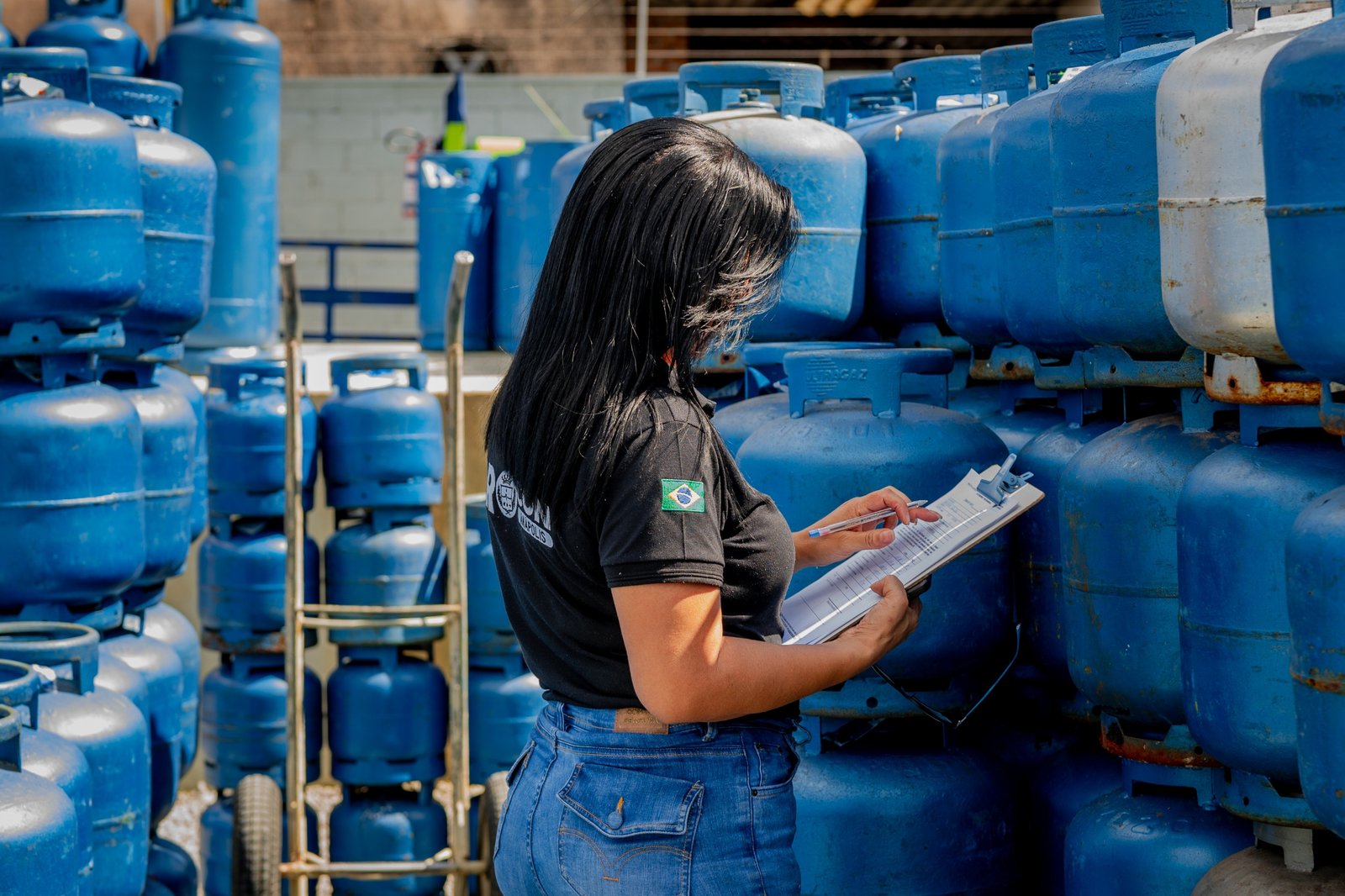 Pesquisa do Procon aponta variação de até 54% nos preços de gás e água mineral em Anápolis