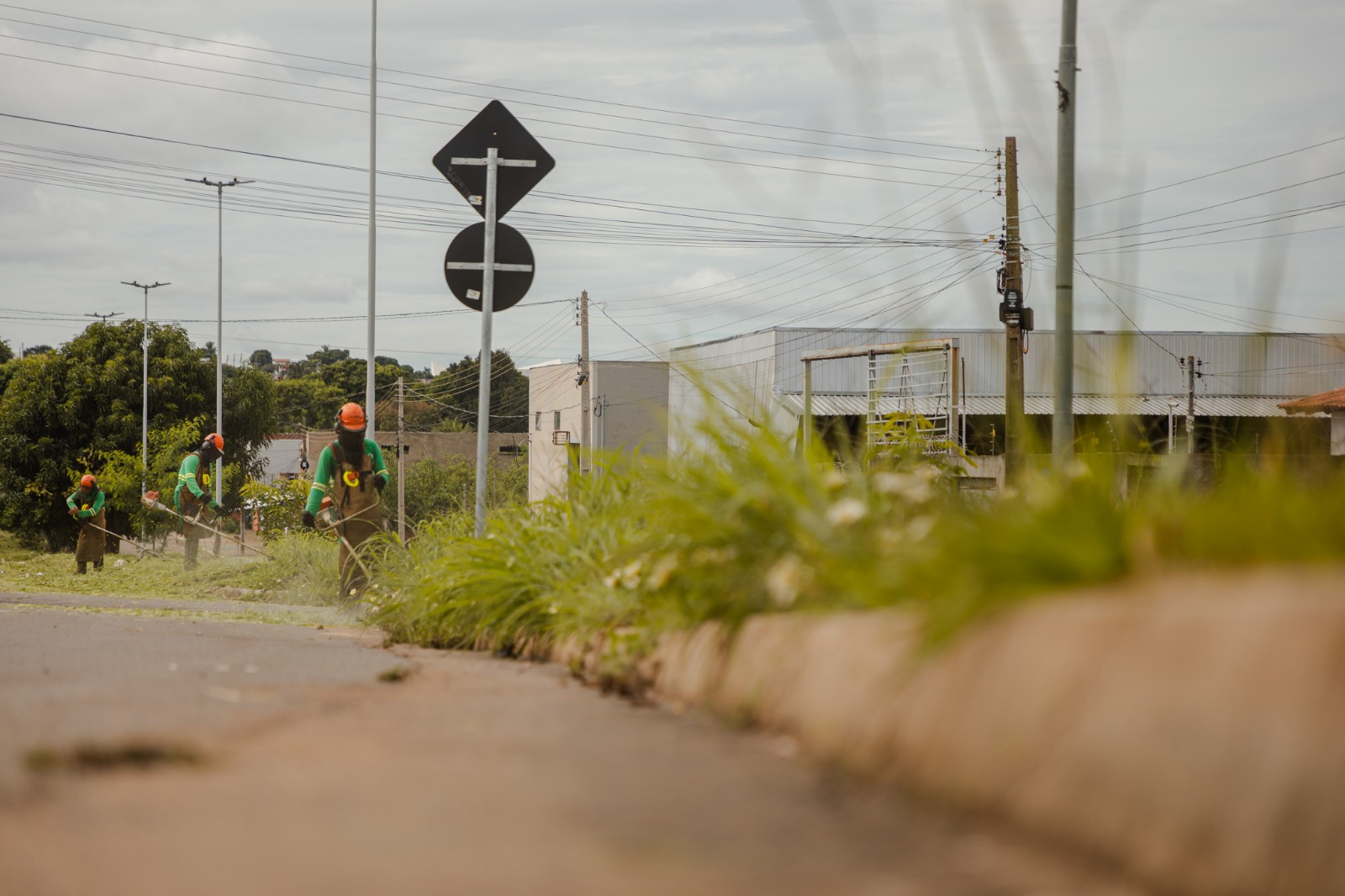 Prefeitura de Anápolis realiza serviços de manutenção urbana em diferentes bairros nesta terça (07)