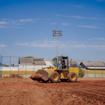 Obras da Arena de Esporte Industrial Munir Calixto está em fase de construção de quadras e arquibancada.