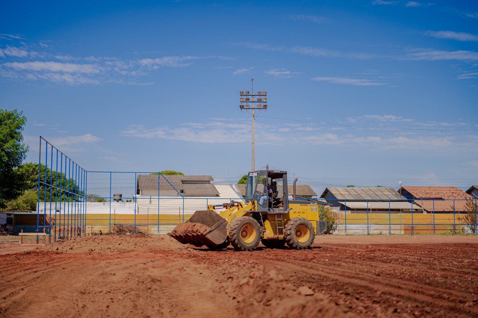 Obras da Arena de Esporte Industrial Munir Calixto está em fase de construção de quadras e arquibancada.
