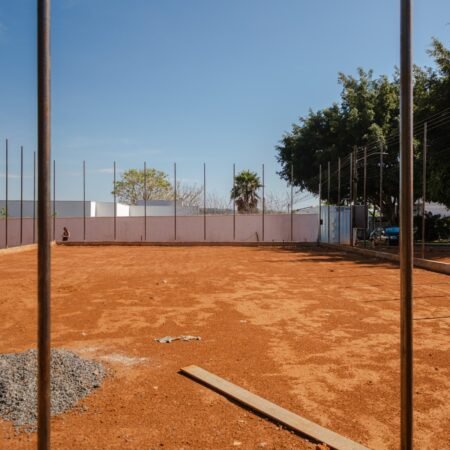 Obras da Praça Recreativa do Parque dos Pirineus começam etapa de instalação da estrutura do alambrado.