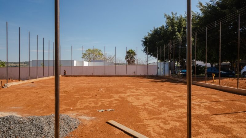 Obras da Praça Recreativa do Parque dos Pirineus começam etapa de instalação da estrutura do alambrado.