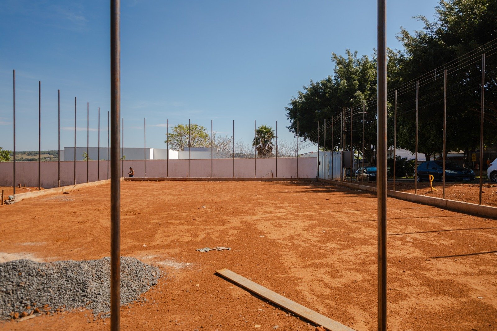 Obras da Praça Recreativa do Parque dos Pirineus começam etapa de instalação da estrutura do alambrado.