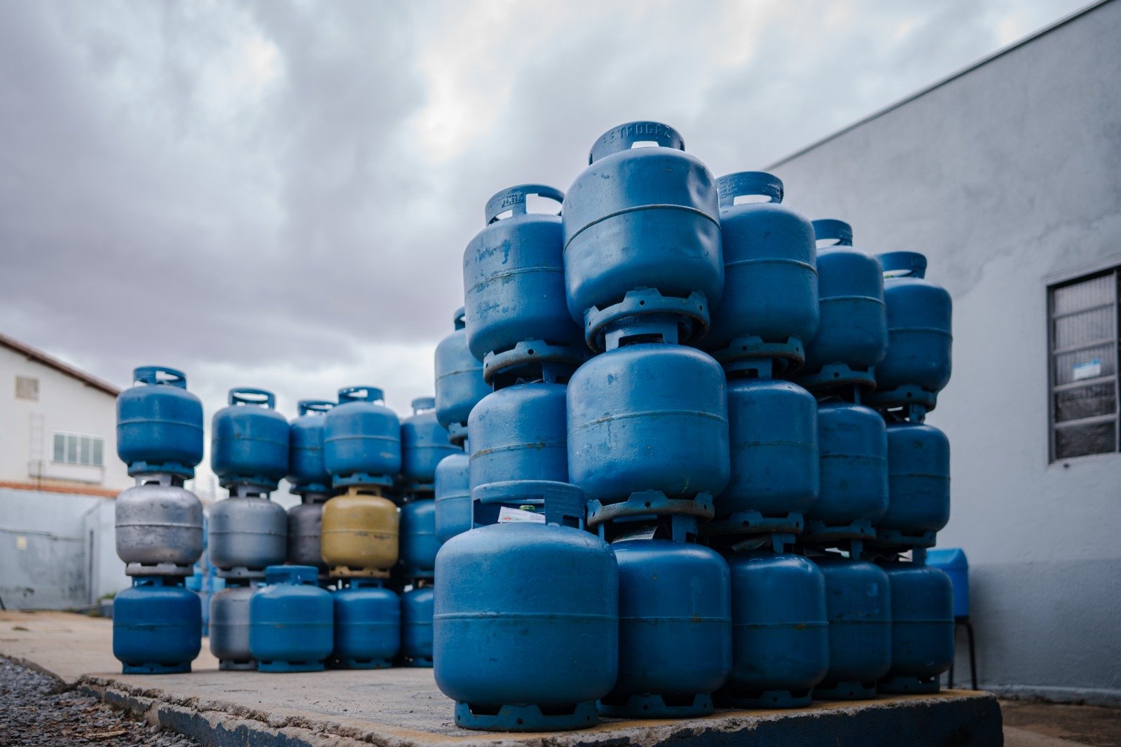 Pesquisa do Procon aponta alta variação nos preços da água mineral e gás.